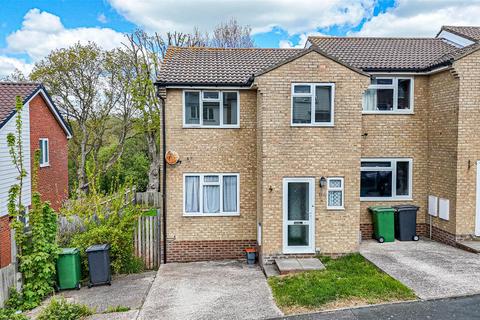 3 bed property, in Warren Close, £245,000