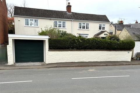 4 bed property, in Main Street, £425,000