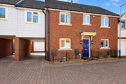 4 bed property, in Baden Powell Close, £500,000