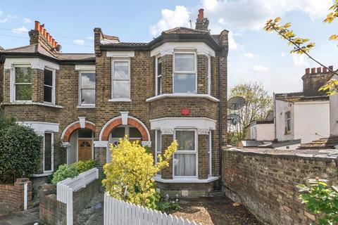 2 bed property, in Petersfield Road, £450,000