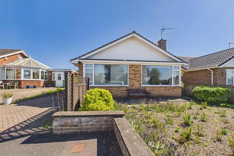 2 bed property, in Maple Close, £220,000