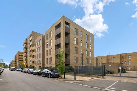 2 bed property, in Rectory Park Avenue, £360,000