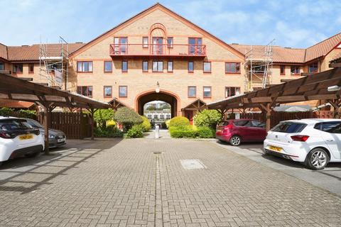 2 bed property, in Cumberland Close, £315,000