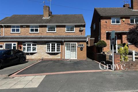 2 bed property, in Timbertree Crescent, £220,000