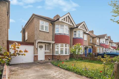 3 bed property, in Elm Drive, £659,950