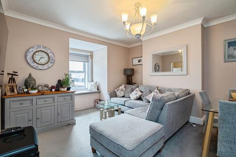 2 bed property, in Avondale Road, £200,000