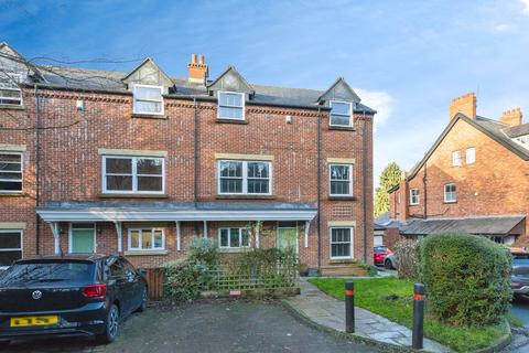 4 bed property, in Crossgate Peth, £450,000