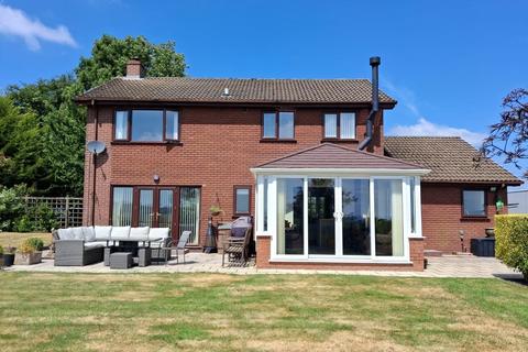 4 bed property, in Brynllugan, £385,000