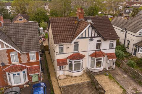 2 bed property, in The Avenue, £280,000