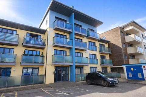 1 bed property, in Henver Road, £120,000