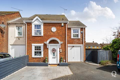 3 bed property, in Wadham Place, £350,000