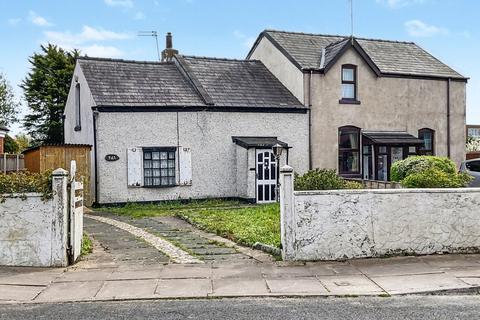 2 bed property, in Shaws Road, £160,000