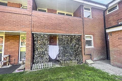 1 bed property, in Blackbrook Court, £90,000