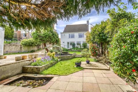 3 bed property, in Caledon Road, £670,000