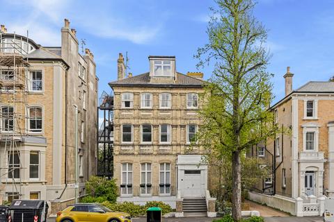 2 bed property, in Wilbury Road, £375,000