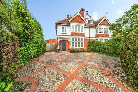5 bed property, in Furze Platt Road, £995,000