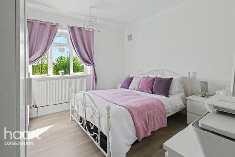 2 bed property, in Dagenham Road, £250,000