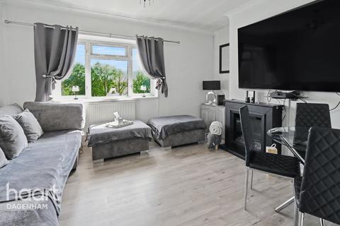 2 bed property, in Dagenham Road, £250,000