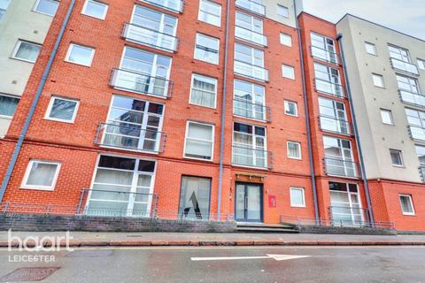 2 bed property, in Chatham Street, £175,000