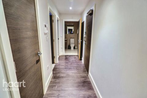 2 bed property, in Chatham Street, £175,000