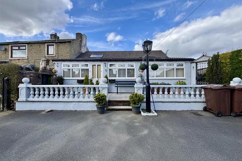 2 bed property, in Roper Lane, £270,000
