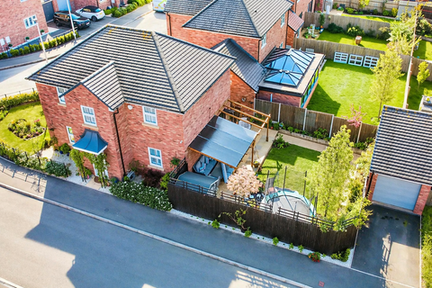 4 bed property, in Anvil Close, £450,000