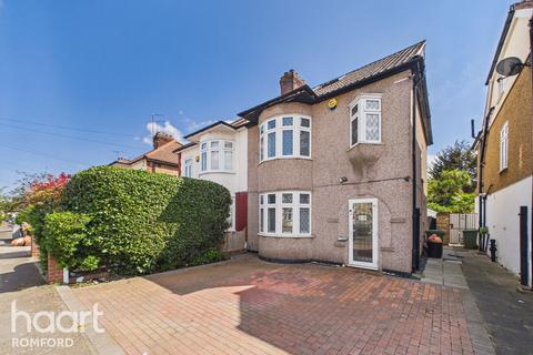 4 bed property, in Norwood Avenue, £550,000