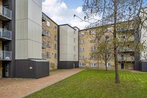 2 bed property, in Carr Mills, £100,000