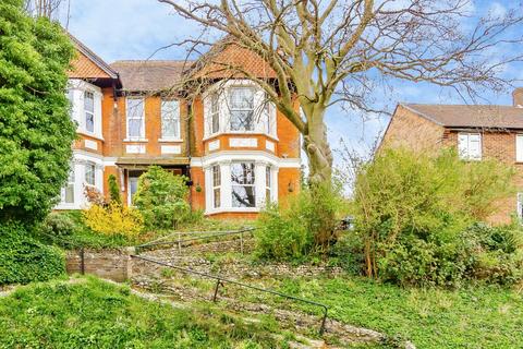 4 bed property, in Croydon Road, £600,000
