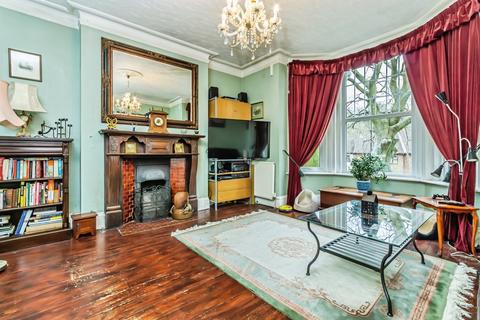 4 bed property, in Croydon Road, £600,000