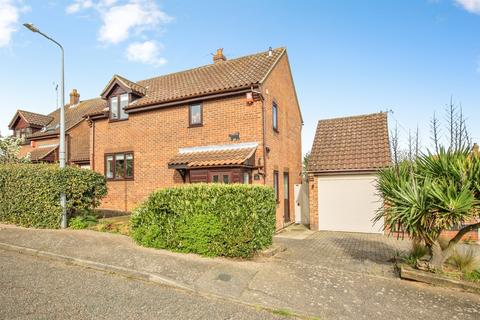 3 bed property, in Grantham Crescent, £360,000