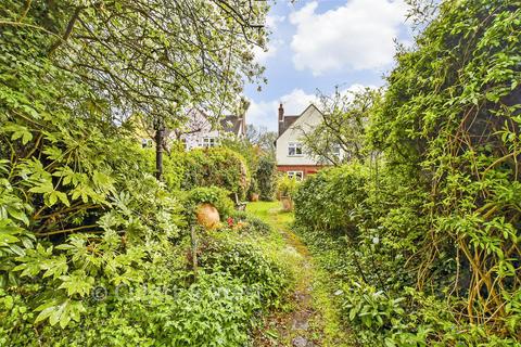 3 bed property, in Stane Street, £600,000