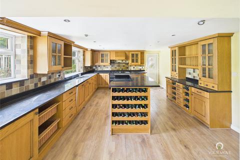 5 bed property, in Orchard Avenue, £235,000