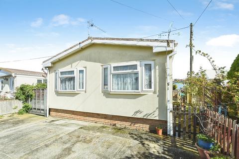2 bed property, in Ferrers Way, £125,000