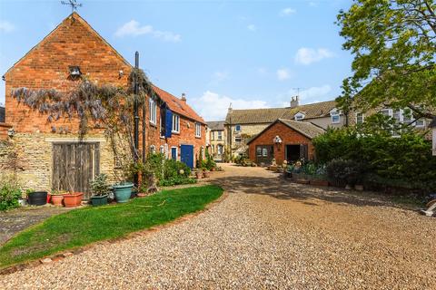 5 bed property, in High Street, £950,000