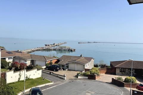 4 bed property, in Redcliff View, £825,000