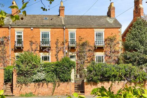 4 bed property, in 4 Barrowby Road, £340,000