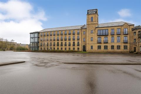 1 bed property, in Ledgard Wharf, £68,000