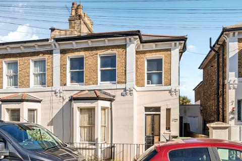 1 bed property, in Philip Walk, £340,000