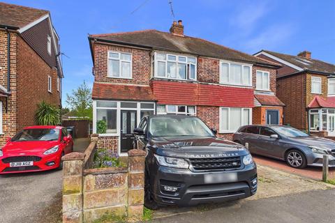 3 bed property, in Braycourt Avenue, £585,000