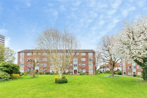 3 bed property, in St. Nicholas Street, £125,000