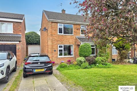 3 bed property, in Orchard Close, £250,000