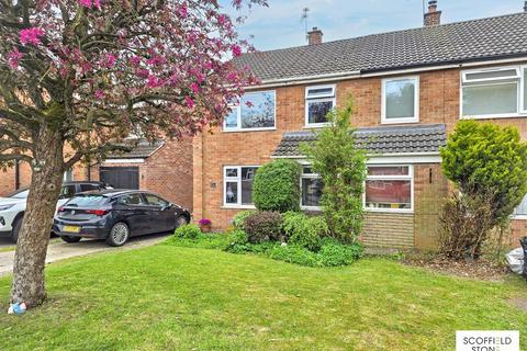 3 bed property, in Orchard Close, £250,000