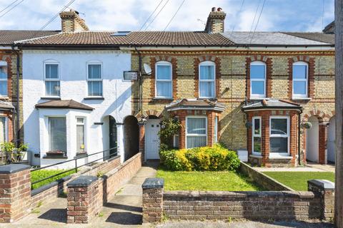 3 bed property, in Mead Road, £325,000