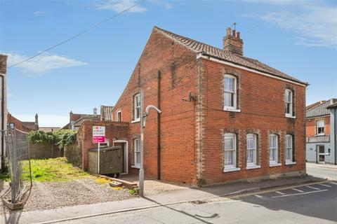 4 bed property, in Vicarage Street, £250,000