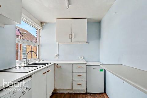1 bed property, in Straight Road, £170,000