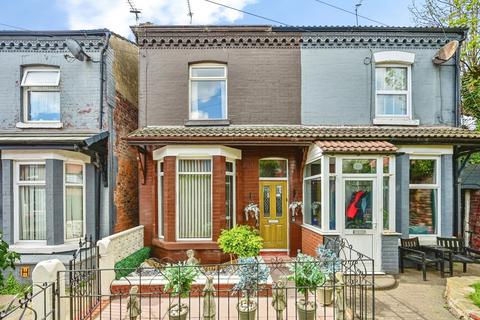 3 bed property, in Sandheys Grove, £190,000