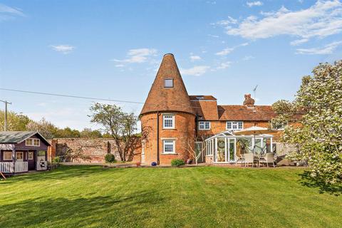 5 bed property, in Aldington Lane, £1,150,000