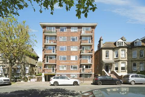 2 bed property, in Cromwell Road, £190,000