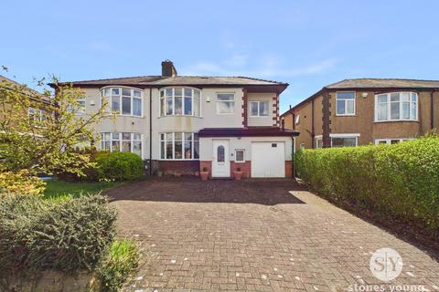 5 bed property, in Yew Tree Drive, £399,950
